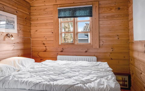 Hakon - 1Km from the Sea: Holz, Schlafzimmer, Bett, Decke, Möbel, Hartholz, Bettdecke, Zimmer, Bedding, Fussboden