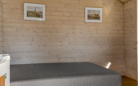 Hakon - 1Km from the Sea: Holz, Flooring, Fussboden, Zimmer, Decke, Schlafzimmer, Hartholz, Planke, Holzbeize, Holzboden