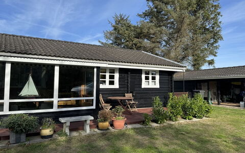 Hakon - 1Km from the Sea: Dach, Haus, Zuhause, Hütte, Abstellgleis, Tür, Garten, Rasen, Schatten, Garten