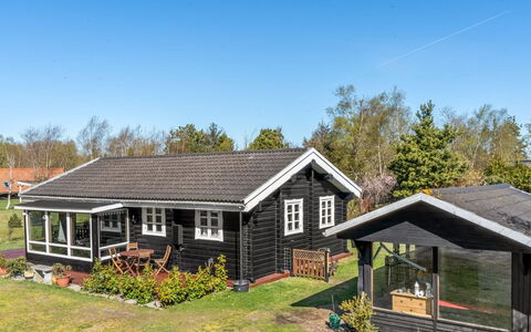 Hakon - 1Km from the Sea: Hütte, Hinterhof, Garten, Gartenbauten, Schuppen, Abstellgleis, Gartenmöbel, Blockhaus, Outdoor Struktur, Hütte