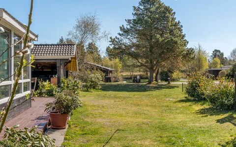 Hakon - 1Km from the Sea: Hütte, Hinterhof, Garten, Gartenbauten, Schuppen, Abstellgleis, Gartenmöbel, Blockhaus, Outdoor Struktur, Hütte