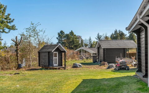 Hakon - 1Km from the Sea: Hütte, Hinterhof, Garten, Gartenbauten, Schuppen, Abstellgleis, Gartenmöbel, Blockhaus, Outdoor Struktur, Hütte