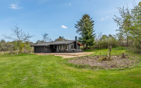 Wenche - 840M from the Sea: Himmel, Gras, Baum, Strauch, Zuhause, Haus, Landschaft, Grundstueck, Dach