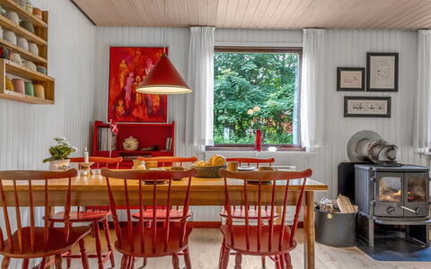 Wenche - 840M from the Sea: Möbel, Interior Design, Holz, Flooring, Tabelle, Decke, Light Fixture, Beleuchtung, Esszimmer, Stuhl