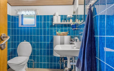 Wenche - 840M from the Sea: Blau, Armatur, Badezimmer, Sinken, Interior Design, Zapfhahn, Installation, Fliese, Flooring, Toilette