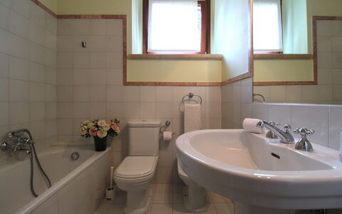 Calicantus, Verona, Pool, Wifi: Badezimmer, Bad Sink, Armatur, Wand, Flooring, Interior Design, Sinken, Fussboden, Zapfhahn, Spiegel