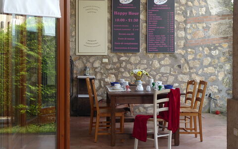Calicantus, Verona, Pool, Wifi: Möbel, Tabelle, Holz, Interior Design, Stuhl, Küche & Esszimmer Tisch, Esszimmer, Restaurant, Holzbeize, Zimmer