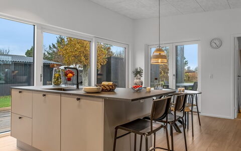 Barnet - 180M to the Fjord: Möbel, Küche, Countertop, Interior Design, Flooring, Küchengerät, Fussboden, Holz, Decke, Light Fixture