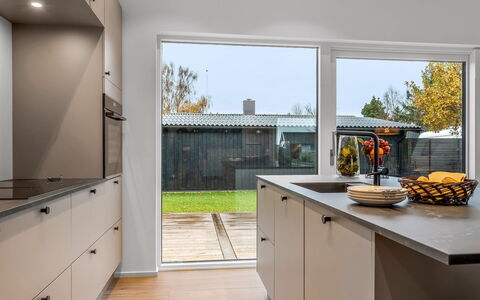 Barnet - 180M to the Fjord: Küche, Countertop, Flooring, Interior Design, Küchengerät, Fussboden, Cabinetry, Zuhause, Möbel, Decke