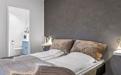 Barnet - 180M to the Fjord: Schlafzimmer, Bett, Interior Design, Möbel, Bedding, Fussboden, Bettdecke, Flooring, Linens, Bettrahmen