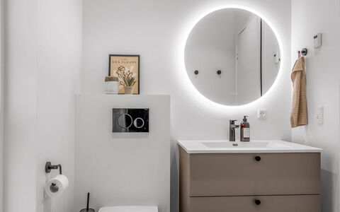 Barnet - 180M to the Fjord: Armatur, Bad Sink, Interior Design, Sinken, Installation, Badezimmerschrank, Spiegel, Zapfhahn, Badezimmer, Decke