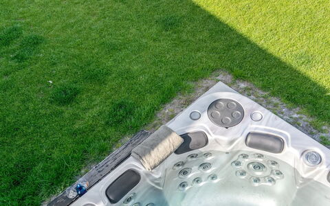 Barnet - 180M to the Fjord: Garten, Rasen, Kunstrasen, Garten, Landscaping, Hinterhof, Jacuzzi, Water Feature