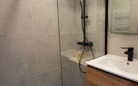 Balcons de Venosc: Flooring, Fussboden, Armatur, Fliese, Installation, Badezimmer, Badezimmerschrank, Toilette