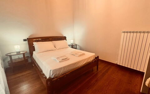 Casa Castelli: Bett, Schlafzimmer, Fussboden, Holz, Bettdecke, Flooring, Bedding, Interior Design, Möbel, Bettrahmen