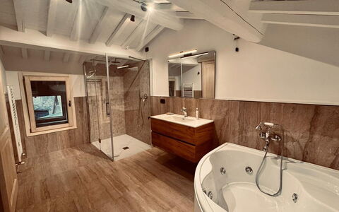 Casa Castelli: Flooring, Fussboden, Holz, Armatur, Interior Design, Decke, Badewanne, Badezimmer, Installation, Beleuchtung