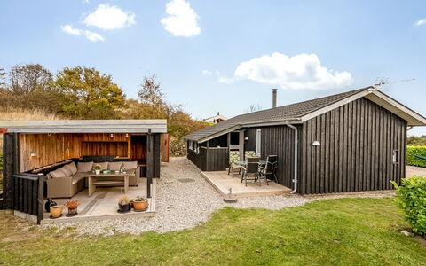 Benite - 600M from the Sea: Hütte, Hinterhof, Garten, Gartenbauten, Schuppen, Abstellgleis, Gartenmöbel, Blockhaus, Outdoor Struktur, Hütte