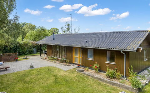Naema - 500M from the Sea: Holz, Möbel, Wohnung, Zimmer, Decke, Holzbeize, Stuhl, Hartholz, Lack, Holz