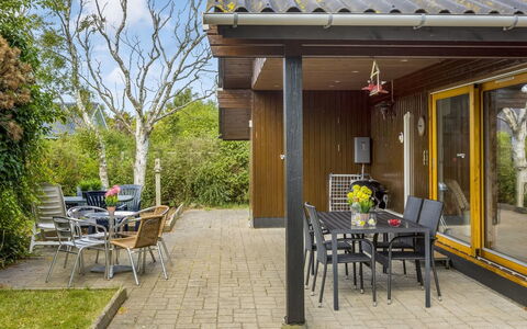 Naema - 500M from the Sea: Holz, Möbel, Wohnung, Zimmer, Decke, Holzbeize, Stuhl, Hartholz, Lack, Holz