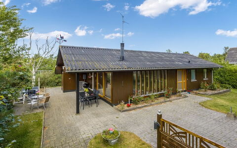 Naema - 500M from the Sea: Holz, Möbel, Wohnung, Zimmer, Decke, Holzbeize, Stuhl, Hartholz, Lack, Holz