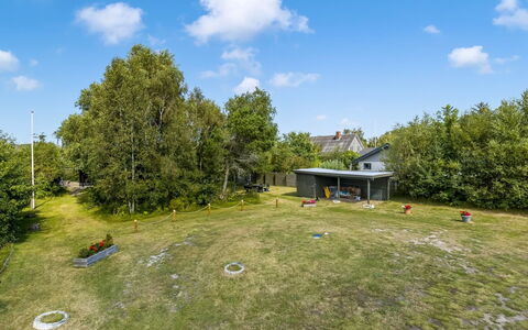 Naema - 500M from the Sea: Holz, Möbel, Wohnung, Zimmer, Decke, Holzbeize, Stuhl, Hartholz, Lack, Holz