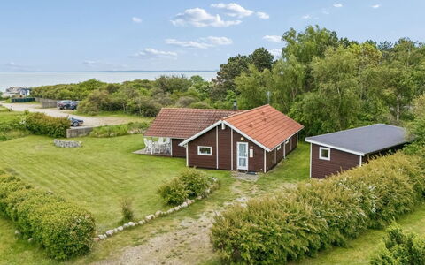 Terne - 90M from the Sea: Hütte, Hinterhof, Garten, Gartenbauten, Schuppen, Abstellgleis, Gartenmöbel, Blockhaus, Outdoor Struktur, Hütte