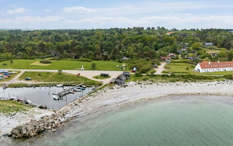 Terne - 90M from the Sea: Hütte, Hinterhof, Garten, Gartenbauten, Schuppen, Abstellgleis, Gartenmöbel, Blockhaus, Outdoor Struktur, Hütte