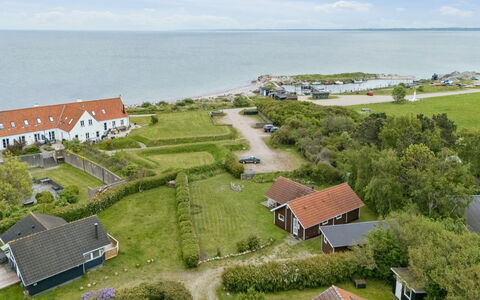 Terne - 90M from the Sea: Hütte, Hinterhof, Garten, Gartenbauten, Schuppen, Abstellgleis, Gartenmöbel, Blockhaus, Outdoor Struktur, Hütte
