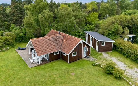 Terne - 90M from the Sea: Hütte, Hinterhof, Garten, Gartenbauten, Schuppen, Abstellgleis, Gartenmöbel, Blockhaus, Outdoor Struktur, Hütte