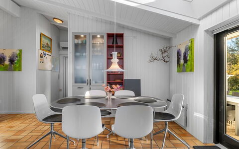 Sigbrit - 100M from the Sea: Möbel, Interior Design, Flooring, Fussboden, Holz, Decke, Stuhl, Küche & Esszimmer Tisch, Esszimmer, Tabelle