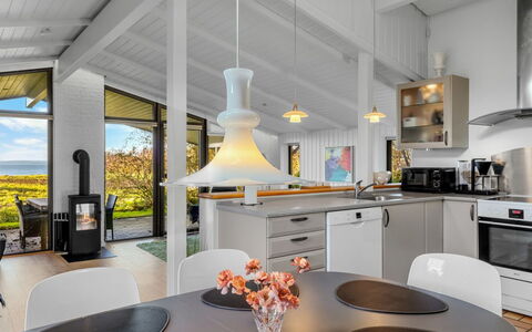 Sigbrit - 100M from the Sea: Interior Design, Decke, Light Fixture, Flooring, Küche, Fussboden, Zuhause, Zimmer, Countertop, Stuhl