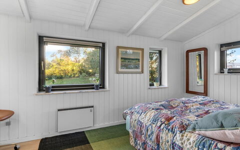 Sigbrit - 100M from the Sea: Holz, Schlafzimmer, Decke, Interior Design, Bett, Bettdecke, Möbel, Bedding, Zuhause, Fussboden
