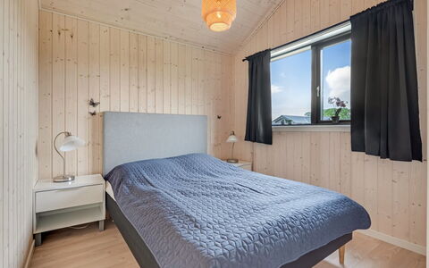 Jelisaveta - 45Km from the Sea: Bett, Schlafzimmer, Interior Design, Holz, Decke, Flooring, Bettdecke, Fussboden, Bedding, Möbel
