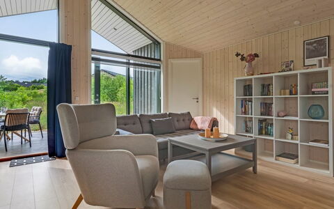 Jelisaveta - 45Km from the Sea: Holz, Interior Design, Flooring, Decke, Möbel, Fussboden, Couch, Wohnzimmer, Zuhause, Zimmer