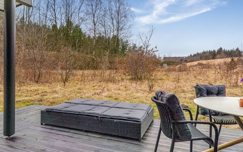 Jelisaveta: Wohngebiet, Strauch, Haus, Zuhause, Garten, Estate, Schatten, Landscaping, Rasen