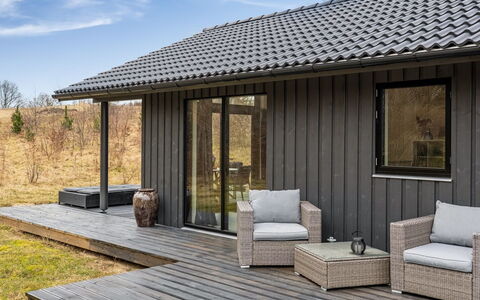 Jelisaveta: Wohngebiet, Strauch, Haus, Zuhause, Garten, Estate, Schatten, Landscaping, Rasen