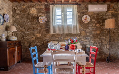 La Casina Honeymoon Cottage, Badia Agnano: Möbel, Tabelle, Küche & Esszimmer Tisch, Interior Design, Stuhl, Flooring, Esszimmer, Fussboden, Blumentopf, Zimmer