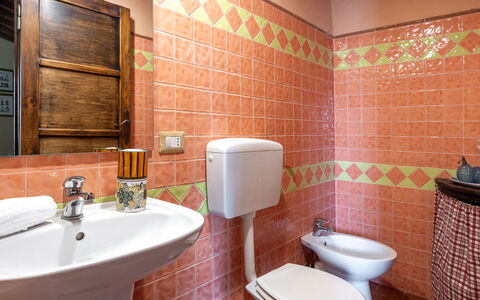 La Casina Honeymoon Cottage, Badia Agnano: Flooring, Armatur, Interior Design, Fussboden, Badezimmer, Sinken, Zapfhahn, Installation, Bad Sink, Fliese