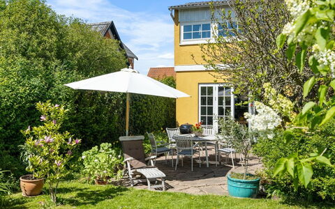 Rosamunde - 350M from the Sea: Grün, Strauch, Garten, Haus, Zuhause, Hütte, Möbel, Blumentopf, Grundstueck