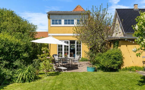 Rosamunde - 350M from the Sea: Haus, Strauch, Wohngebiet, Zuhause, Dach, Hütte, Garten, Grundstueck, Estate
