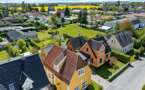 Rosamunde - 350M from the Sea: Wohngebiet, Haus, Nachbarschaft, Zuhause, Landschaft, Vorort, Dach, Urban Design, Grundstueck, Menschliche Siedlung