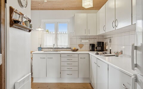 Elle - 175M from the Sea: Küche, Küchengerät, Countertop, Flooring, Cabinetry, Holz, Major Appliance, Interior Design, Decke, Fussboden
