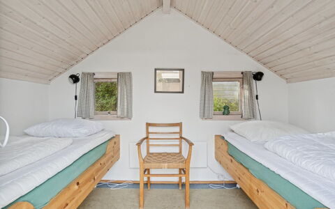Elle - 175M from the Sea: Bett, Holz, Interior Design, Schlafzimmer, Decke, Möbel, Fussboden, Zuhause, Bettrahmen, Bedding