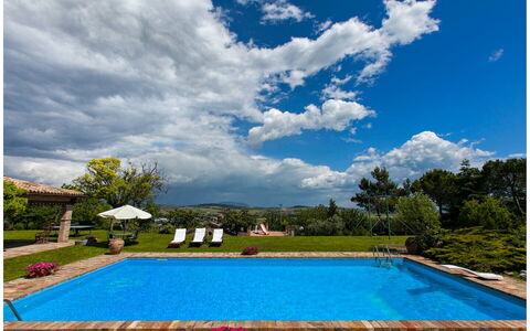 Villa Incanto: Schwimmbad, Blau, Wasser, Resort, Gartenmöbel, Freizeit, Eco Hotel, Water Feature, Garten, Landscaping