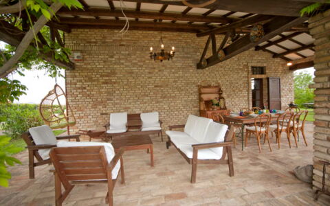 Villa Incanto: Möbel, Holz, Gartenmöbel, Stuhl, Zuhause, Veranda, Hütte, Tür, Schatten, Garten