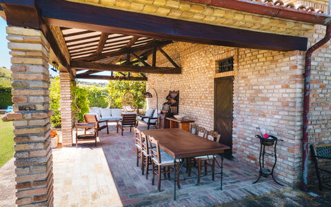 Villa Incanto: Möbel, Tisch Im Freien, Stuhl, Gartenmöbel, Schatten, Outdoor Struktur, Veranda, Backstein, Terrasse, Säule