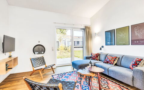 Freier Feldblick mit Hottub: Möbel, Interior Design, Flooring, Couch, Fussboden, Wohnzimmer, Holz, Decke, Stuhl, Zimmer