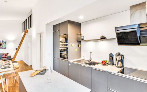 Freier Feldblick mit Hottub: Küche, Countertop, Küchengerät, Interior Design, Flooring, Major Appliance, Cabinetry, Möbel, Fussboden, Haushaltsgerät