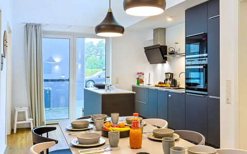 Abenteuerland: Interior Design, Möbel, Küche, Flooring, Countertop, Decke, Light Fixture, Küchengerät, Zimmer, Beleuchtung