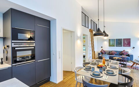 Abenteuerland: Interior Design, Flooring, Möbel, Decke, Küche, Fussboden, Zimmer, Holzboden, Countertop, Beleuchtung