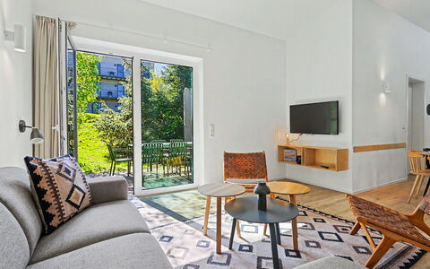 Lichtblick: Flooring, Interior Design, Möbel, Fussboden, Stuhl, Zimmer, Küche & Esszimmer Tisch, Wohnung, Holzboden, Wohnzimmer